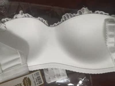 宝贝还不错，还算裹胸，适合小胸妹子，不过就是有一点，胸型还是有点不符，不是很贴合