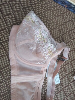 已经是第二次购买了，一直在等6.18便宜很多，第二张图片是上次买的穿洗很长时间了质量很好。这次有多选了两款都不错，穿着特舒服，胸大的妹子首选呀！夏天穿着凉快。为了凑单买的短裤也超乎我的想象。介绍朋友过来买了几件也说好，谢谢店家的小礼物。