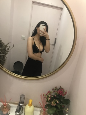 这款也喜欢，亮点就是下面那圈带子吧，很多内衣都没有这个设计的，是真的看起来性感很多。面料是丝绒的，我也好喜欢，比较薄但是不会凸点，很舒服。