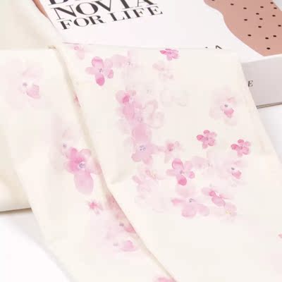 袜子是偏米白色，没有图片这么白，樱花很好看～物流也很快