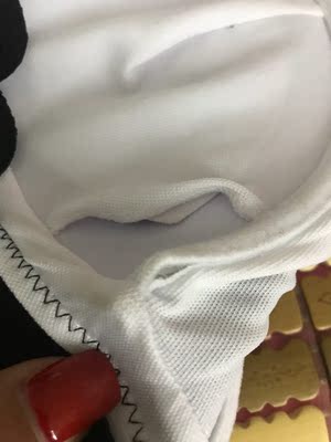 刚刚收到看见烂了，商标都没有，感觉像是有人穿过的。