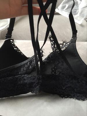 颜色也跟图片没有区别 也没想到这价 格能买到这么好的东西，便宜又实惠，对比其他上百块的都没它质量好，这才是我想要的 ，搭配衣服也特别好看，夏天穿透明衣服也不怕呢，客服态度很好，很耐心的解决我不懂的不清楚的问题，大小合适，物流非常快，非常的贴合，料子滑滑的 ，手感摸起来非常舒服，会对身边的朋友推荐的，胸型非常美，物品包裹严实， 这个价格也很值，喜欢！