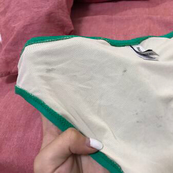 以前还挺喜欢这个品牌的 现在只能呵呵了!看图吧 还没穿呢 打开就是脏的 胸衣有无限的异味 ! 以前还挺喜欢这个品牌的 现在只能呵呵了!看图吧 还没穿呢 打开就是脏的 胸衣有无限的异味 !