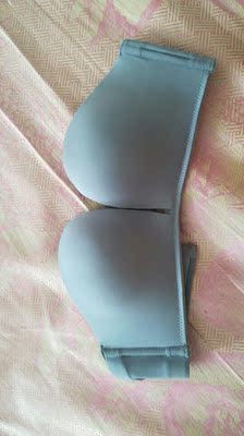 内衣版型很不错，穿上来特别舒服，也不会往下掉，很好，内衣质量蛮不错的，料子非常舒服，特别适合贴身穿，收到以后试下下，聚拢效果挺不错，款式也很好看，很有聚拢性，这个价格买到太实惠了，如果有需要，我一定还会在来买，可以穿宽松点的衣服，也不用担心会露出来，太喜欢了，和描述的一致，满意，这款内衣最让人满意的地方就是一点不下滑，而且下水以后也没有褪色跟变形，值得购买～