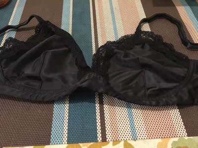 1、包装比较简单，有点low 2、商品的做工还可以，没有多余的线头，纯黑色款式不错，内裤做的比胸罩要好一些。材质是仿真丝的，外面光滑，里面是不光滑的。 3、清水透过，有掉色