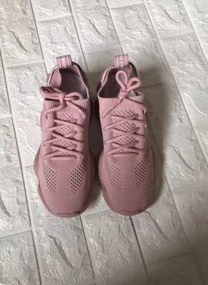 好看。等下个月回学校就再买一双。就是那个鞋口太松了有待加强