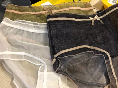 以前在天猫淘宝上买东西，都是系统自动好评，花了有好多好多钱，后来才知道淘宝评论得积分可以涨淘气值时，才知道评论的重要性，所以以后无论买什么东西，我都先把这段话复制粘贴下来，然后再写宝贝评论，没错，评论80个字以上就可以获得50个积分。买了一条便宜的，果然质量和那个贵一点的不一样，我还没试穿，不知道坐久了会不会扎屁股，哈哈，但是白色的很好看，料子也很软，我拍了图片，个人推荐买贵一点的，质量好很多