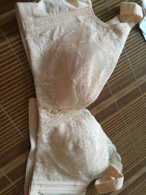 穿起来超级的舒服，像没有穿内衣一样舒适，料很亲肤，效果很好，主要是透气不闷热，穿上后背没有印，面料也很舒服一点也不紧，洗了不褪色也没发现变形，真的很喜欢！收副乳效果相当的不错。而且还可以大胸显小呢，质量不用说，非常好，也很舒服， 完美