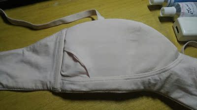 超级超级舒服的布料，包装也很用心，一开始有点担心半杯会不会露，看来还是高估了自己的胸的大小，很合适，穿了的感觉像没穿的舒适度一样，第一次买内外的内衣，对于学生来说还是有点小贵，但内衣不马虎，会再来买的（存够钱，有打折的时候）海绵可以拆，肩带不能拆