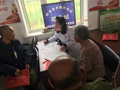 超级好看，很贴身，字印的很清楚，给你个赞。卖家很贴心，送了小笑脸。回回购的。衣服质量很好，很容易清洗。给你个👍🎉