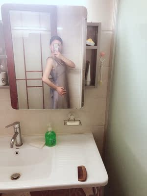 裙子很优雅，很柔软，穿起来很有型，上身效果好，搭一件薄针织开衫就能出门了，还被男朋友夸好看。设计蛮特别的，收腰特别好，那根腰带一扎起来就特别有腰身，而且肩带是活动的，可以自己调节长度来系，就是有点麻烦，但还是很喜欢。这个颜色显高级。