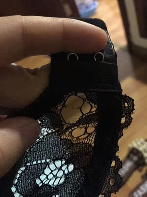 今天第一次穿、破了、质量不好，款式也一般。