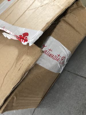 谁能告诉我这是什么包装，感觉被人开过一样，虽然价钱不算贵，但整整齐齐的拿个袋子装着也花不了多少钱吧。