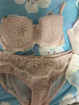 买了两套，同样的码数这套感觉稍微小一点点，颜值很高，只是这套稍微勒一点，其他还好