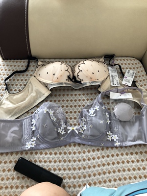 内衣很漂亮 手感也舒服 包装仔细哦，第一次购买这个牌子的内衣 试穿了一下尺码标准 等洗了穿过后 感觉舒服以后再来买。