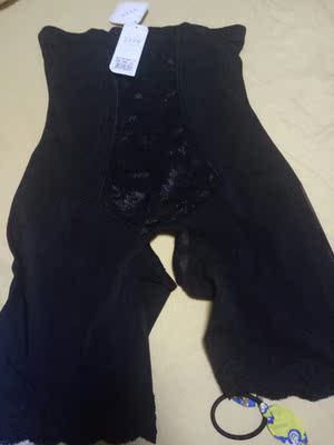 宝贝很漂亮！上身效果很好！穿了也不勒！很喜欢！下次还会购买！