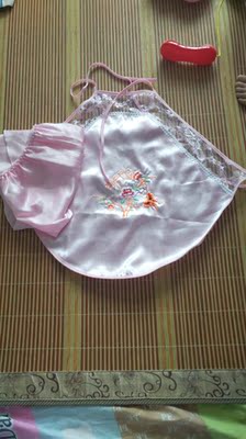 第一想到买肚兜穿，夏天太热了！晚上穿肚兜睡觉不紧凉快还特别舒服，比穿睡衣舒服多了！第次买肚兜就没让我失望，质量好料子特别舒服，做工精致，每一处细节都做得刚刚好！穿上非常合身，这款肚兜颜色也特别好看清爽优雅华丽都体现出来了！特别满意赞👍