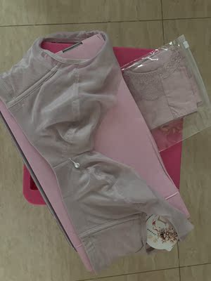 衣服收到了感觉颜色单看有点深沉，可是上身超赞秒性感女，穿上身舒适度也不错，把副乳收得也很好，谢谢店主推荐！