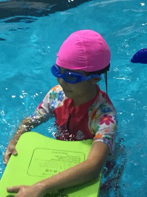 没有模特拍的效果好，但是实际感觉穿着确实挺好看的，下水后也不会因为掉裤子而感到尴尬，宝贝也很喜欢，建议拍大一号，这样穿着舒服