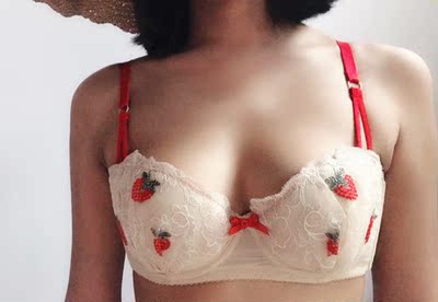 莎琪儿家的设计师款小草莓内衣真的太太好看了吧!看了好久了,终于下手了哈哈哈哈。颜值真的好高的,面料也十分好,很喜欢这样的二分之一杯,小胸大胸都可以,很薄,适合夏天,蕾丝还是进口的,内裤也是很好穿哈哈哈哈,还会回购! 莎琪儿家的设计师款小草莓内衣真的太太好看了吧!看了好久了,终于下手了哈哈哈哈。颜值真的好高的,面料也十分好,很喜欢这样的二分之一杯,小胸大胸都可以,很薄,适合夏天,蕾丝还是进口的,内裤也是很好穿哈哈哈哈,还会回购!