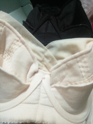 跟实体店的同款黑色有区别，做工，鸡心位处的包边网纱高低不一样，可以看图，浅色款在网上买的，不太好穿！价格确实优惠了不少的。