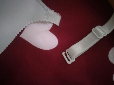 我也是醉了遇到鬼了啥子卖家态度嘛  本来很期待的结果拿回来只穿了一次肩带就断了质量太差了   我原本还找卖家好好聊可是一直不回我说在忙我也是醉了差评真的差评这是穿在里面的还是贴身的质量那么差让我们这些消费者怎么敢相信网上的这些东西呀