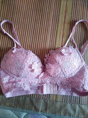 这内衣真差劲，搞得皮肤又痒，又不聚拢，159个大洋也比不过几十块钱的文胸。