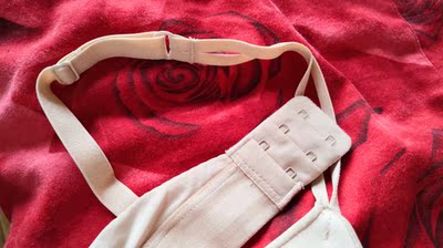 料子很柔软，穿着舒服，肩带前边两根细的后边一根粗的，很注重细节