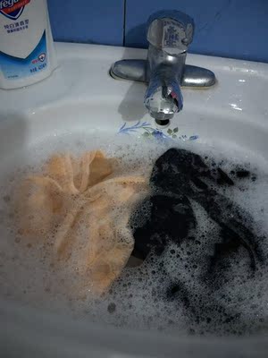 我买过他家几款蕾丝的，很软和不扎肉而且穿着透气，深浅色混洗不褪色。之前买的穿这久没抽丝现象，比实体店便宜很多，值得购买😃