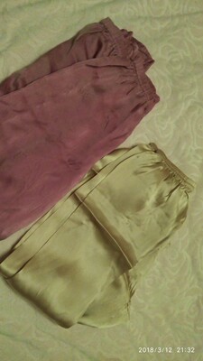 大概是五六年前了吧，买过一套美标睡衣，穿着特别舒服，修身版型，又是真丝材质，穿着还是挺有古典韵味的，是我最喜欢的一套睡衣。可年前出差，把衣服丢在了宾馆，只剩一条裤子了。上淘宝一查，可把我高兴坏了，竟然有一模一样的！等到女王节，急忙下手！可大概是太着急了，竟然买小了号，买的干果色虽然也还不错，却不是我原来的颜色（见图1，左边是我原来的裤子，右边是当时买的干果色类似肉色的裤子）。咨询了客服，客服很耐心地回答了，还很快就寄回了我要的号子和颜色（见图2，左边是我原来的裤子，真丝洗多了发白，新的是黑加仑酒色类似紫色，挺好看的）。非常感谢客服！第一次在网上换货，很愉快！祝店家生意兴隆！