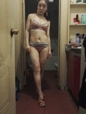 好评！送一胸垫，太显身材，本来想换个其实的，懒的换了！颜色没有小清新的感觉！面料还可以，