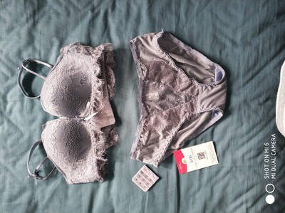 这个内衣套装特别好看，而且内衣特别舒服，非常棒，一直想买一款聚拢型的内衣，但之前在店里买的那些都是刚开始用感觉还可以，多用几次就变形到不行，基本聚拢效果就没啥了，要不就是很勒人，还聚拢效果不好，这款真的可以收副乳，而且胸部特别集中，但不是那种夸张的效果，主要是无钢圈特别的舒适，很满意不会有压迫感，太喜欢了布料超级柔软，透气轻薄无束缚，跑步时也不会跑位什么的，有一种没有穿bra的感觉&hellip;喜欢哦~