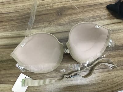 肤色夏天很好配衣服，穿着不掉，里面应该是棉的，穿起来很舒服，聚拢效果不错，而且有送透明肩带，背带更换，还能加挂脖，这点很贴心！！！