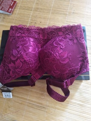 买了两件，我还担心不合适，没想到尺码标准，穿上刚好😊，早就知道这款内衣很好，比实体店划算，下次再来！谢谢店家还送了好多小礼品哦😊