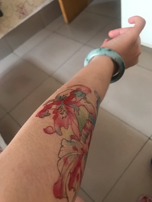 一下买了好多的，因为毕竟不可能保持太长时间，尤其夏天太容易出汗，洗澡也勤！就所有的各买了一至两个，打算看看效果，再多买某一款，但真的惊艳到我了，漂亮，满意，非常简单容易贴的拍照技术有限，实际非常非常的漂亮！