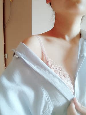 宝贝收到了，质量很棒哦，薄款但还是比较有型的还带些小性感。😊最重要的是穿着很舒适没有压迫感。满意满意