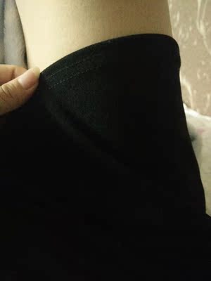 之前我以为是棉的，结果收到了发现是雪纺面料，开始不太适应有点扎，穿一会就好了。衣服有弹性，均码的我穿腰部位置有点大，不过雪纺的不要太紧身穿起来舒服些，上身效果不错的，有需要再来