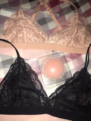 刚拿来以为会很透 没想到非常奶思 还送了乳贴 很轻薄透气 我是不会凸点 就算凸还有乳贴啊 比厚重的内衣好太多啦 也不会很松垮 底部袋子还是有紧度的 不会担心抬手或者大动作内衣会上走