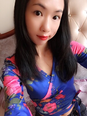 超级喜欢这件，颜色衬着肤色很好看，穿起来身材很好，质量超好，还可以拿来跳舞穿，哈哈