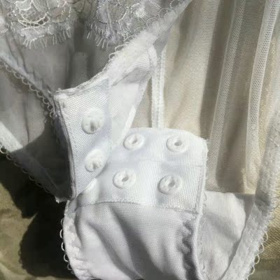 超级好看，软软的蕾丝，一点儿也不扎人，而且显瘦真的。胸部的蕾丝和屁股上的蕾丝是不同花纹的，很有设计感，腰间的松紧带能显瘦，反正巨好看。