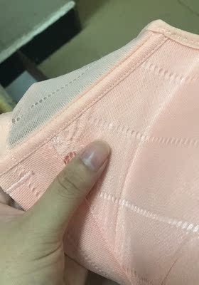 内衣洗了之后实在太臭了。刺鼻..！，而且胸部旁边那变形。好丑啊...穿上去之后（如图拇指按的地方）会鼓起来....紧身T恤穿了就显示了。好丑、希望不骚扰我，说实话！买的要慎重