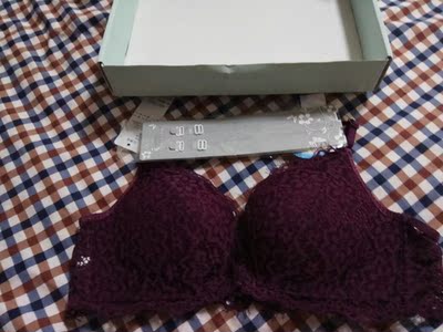 宝贝已收到，迫不及待试穿了一下，很舒服，是我一直想买的款式，我自身溜肩，一般款式的内衣穿着实在是受罪，总掉带，这款内衣实在是太适合我了！谢谢商家！还有你们送的小礼物，隐形内衣带！