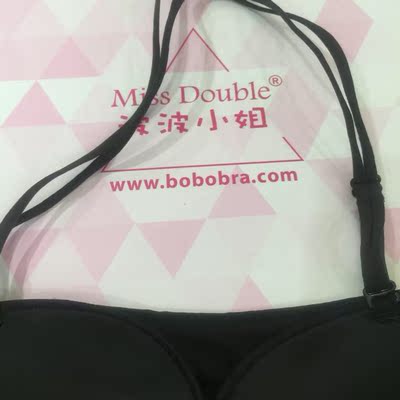 哇塞~，这款内衣真的是没谁了，既好看又敲好穿，我穿上之后拍出来的照片感觉就像小仙女一样，哈哈，好性感哦，店家客服小姐安利给我的尺码真是准确啊，不愧是专业的，我穿上之后罩杯大小灰常的合适，而且灰常的舒服，挂脖带的穿上蛮新颖的，喜欢喜欢就是，质量好，物流快，真棒