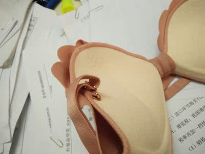 真的超级心水这款花瓣杯，这个粉红色穿起来真是既青涩又性感，小胸平胸都能驾驭的神器，两种穿法既可美背又可交叉，安利一下小伙伴们来购买哦~\(≧▽≦)/~