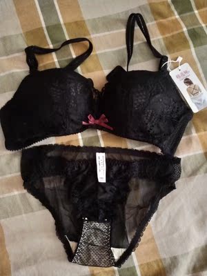 内衣质量特别好，款式也好看，穿上很漂亮又性感，内有加厚垫子，托胸不下垂，看起来很丰满，透气性很好，穿上不热