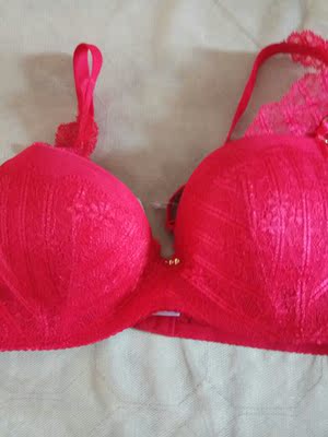 内衣好漂亮没有色差！聚拢效果很好，没有胸器，选的厚杯，非常适合，穿上一点也不勒，很舒服，网购过最好穿的内衣了，以后有需要再回购！好评！内衣好漂亮没有色差！聚拢效果很好，没有胸器，选的厚杯，非常适合，穿上一点也不勒，很舒服，网购过最好穿的内衣了，以后有需要再回购！好评！