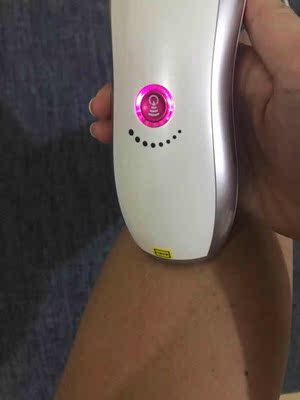 这个产品收藏了很久，一直在犹豫到底买还是不买 ,和同类产品比较了下还是下决心还是出手了，这款是激光的，查到有FDA和CFDA认证，效果和安全性相对有保证；官方直接国内售后，不担心售后的事情，以前买过国外的，联系售后没有任何回复，目前用了两次，用的四挡，手臂和腿部没有明显感觉，腋下四档针刺感很强，皮肤没有产生不适。