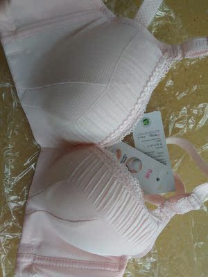 颜色粉嫩嫩的,试过很合适本人很喜欢。标签肩带都有品牌标识,图4侧边可以再加一杠就更好了。家里都是你家的,会继续光顾的。 颜色粉嫩嫩的,试过很合适本人很喜欢。标签肩带都有品牌标识,图4侧边可以再加一杠就更好了。家里都是你家的,会继续光顾的。