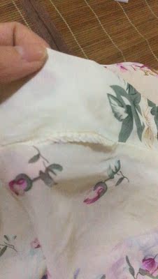 这件也差劲，开了好大一个口子，没检查清楚下了水，怪我自己检查不仔细吧。买三件两件有质量问题，客服一句有用的话都没有，这种做生意能长久？