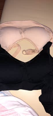 穿着很舒服，也不勒，就是好像现在穿有点大，不太习惯，还送了口水巾